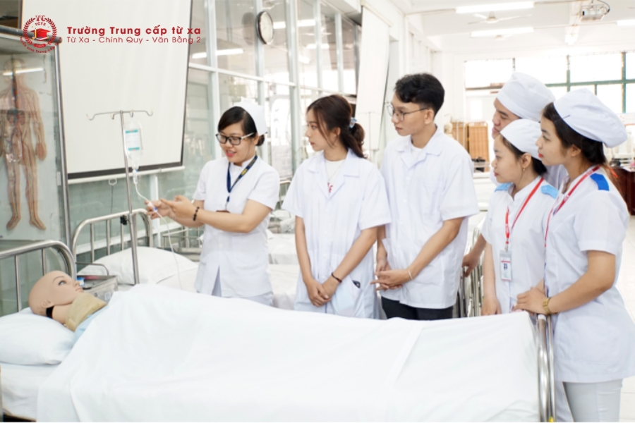 Tại sao nên chọn học Văn bằng 2 Trung cấp Điều Dưỡng