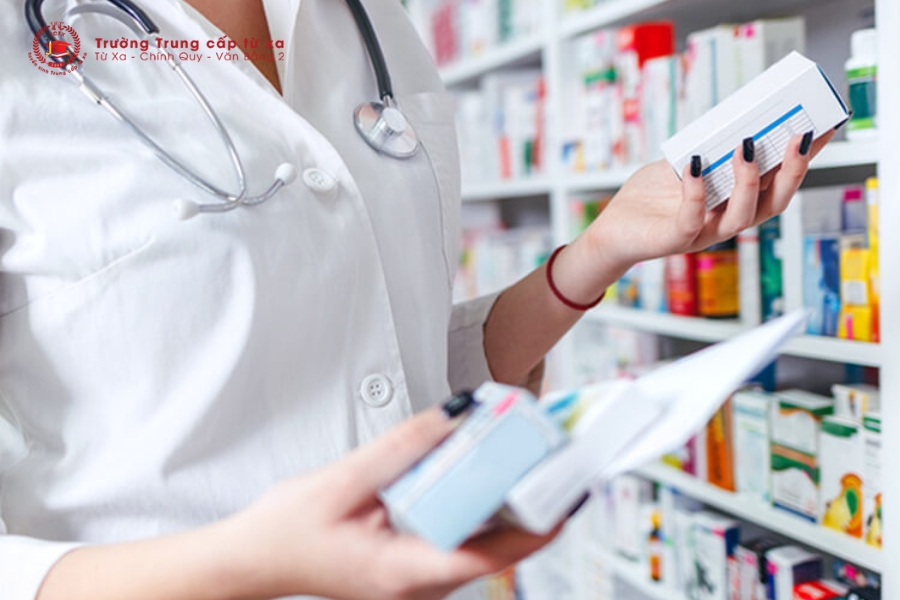 Tại sao nên học Văn bằng 2 Trung cấp Dược