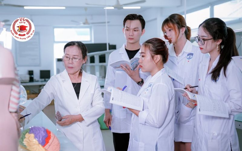 Tại sao học bằng Trung cấp Dược lại “hot”