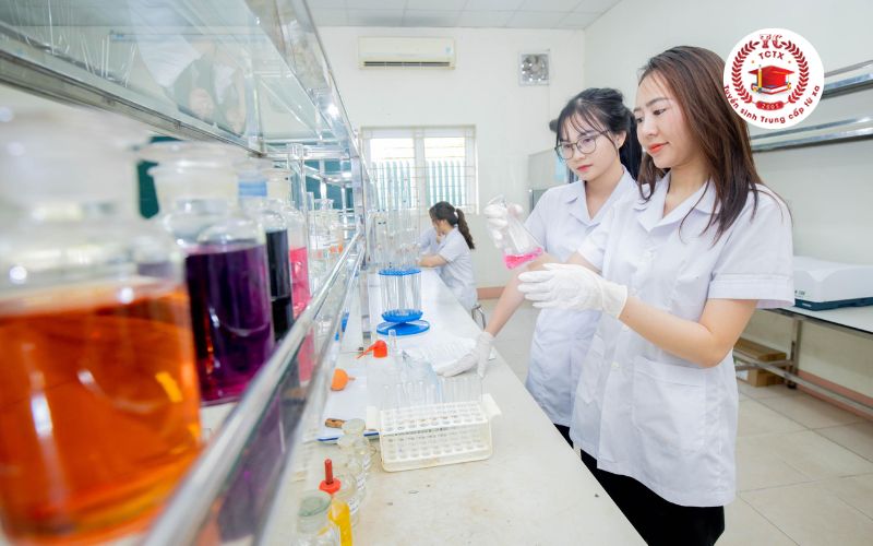 Ưu điểm nổi bật của chương trình Trung cấp Dược vừa học vừa làm