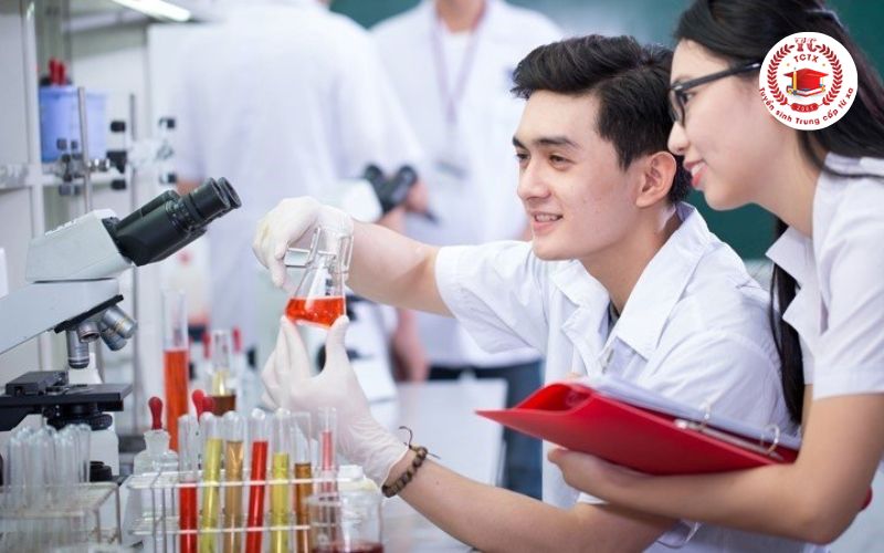 Vì sao nhiều người lựa chọn học Trung cấp Dược vừa học vừa làm?