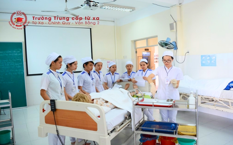 Lợi ích khi theo học chương trình Trung cấp y sĩ đa khoa