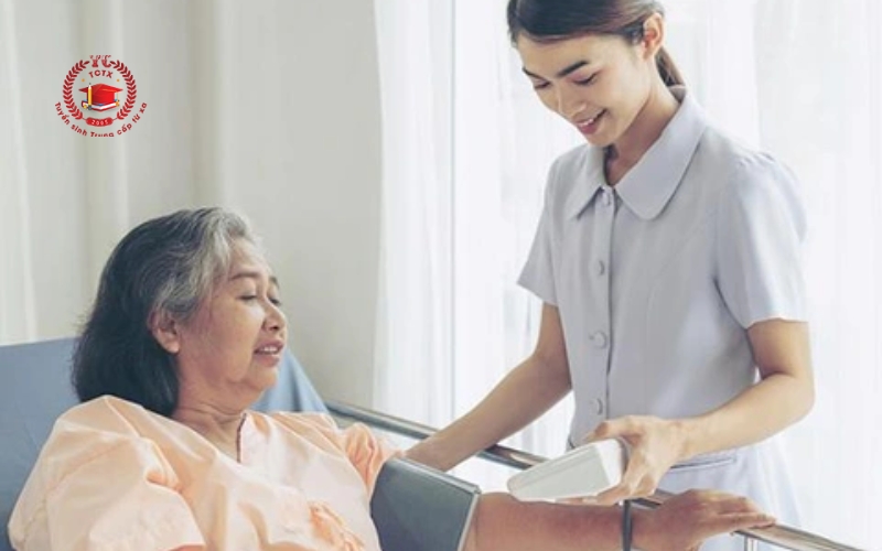 Ai phù hợp học Trung cấp Điều dưỡng từ xa?