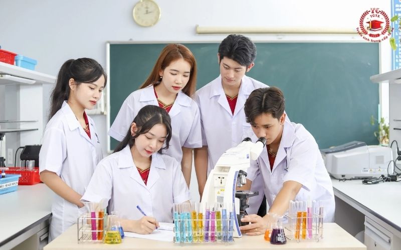 Tại sao nên chọn học Trung cấp Dược Chính quy