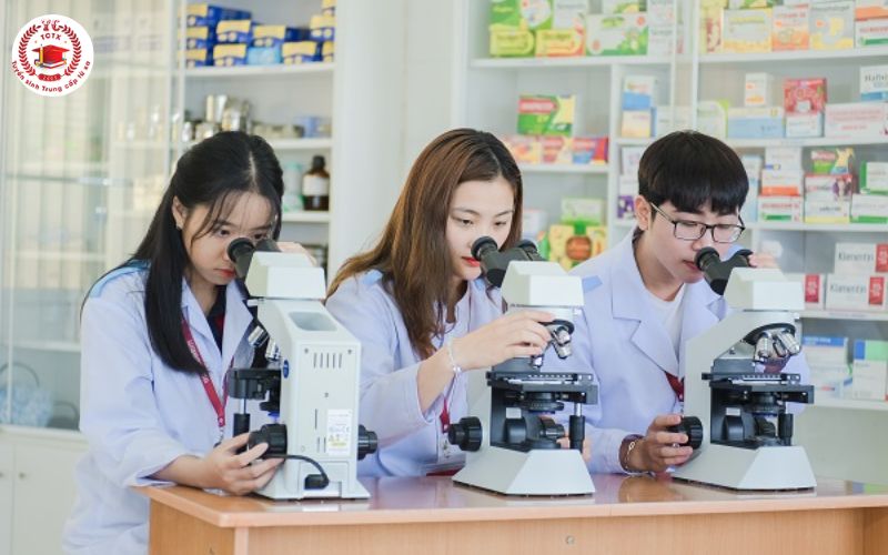Có nên học Trung cấp Dược vừa học vừa làm không?