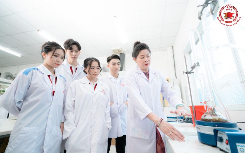Chương trình học Trung cấp Dược vừa học vừa làm có gì đặc biệt?