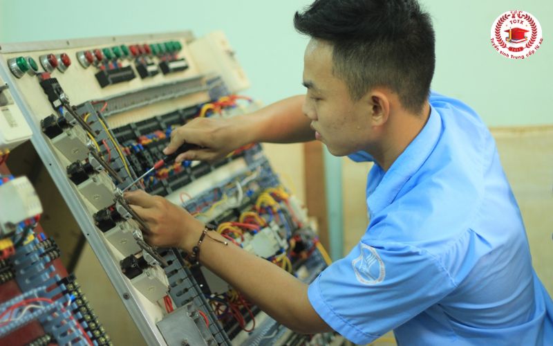 Có nên học Trung cấp Điện công nghiệp dân dụng Từ xa