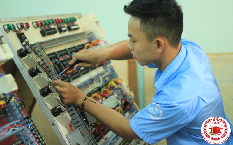 Học Trung cấp Điện công nghiệp dân dụng là gì?