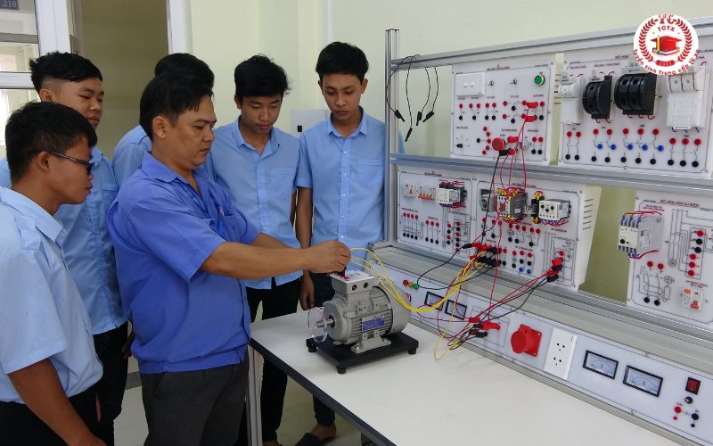Những ưu điểm khi học ngành Trung cấp Điện công nghiệp dân dụng Từ xa