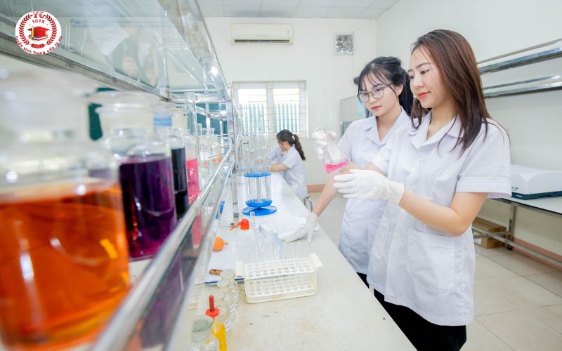 Tại sao nên chọn học Trung cấp Dược vừa học vừa làm tại Trường Trung Cấp Từ Xa?