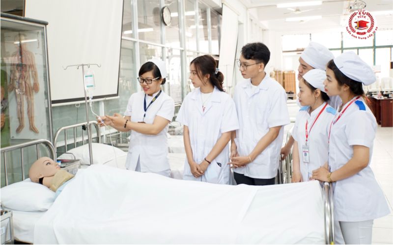 Tổng quan về chương trình Trung cấp ngành Điều dưỡng