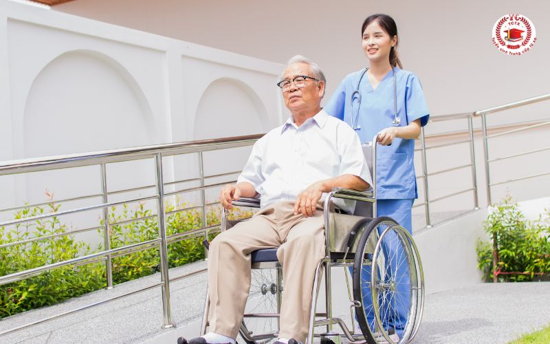 Học Trung cấp Điều dưỡng online xong có dễ xin việc không?