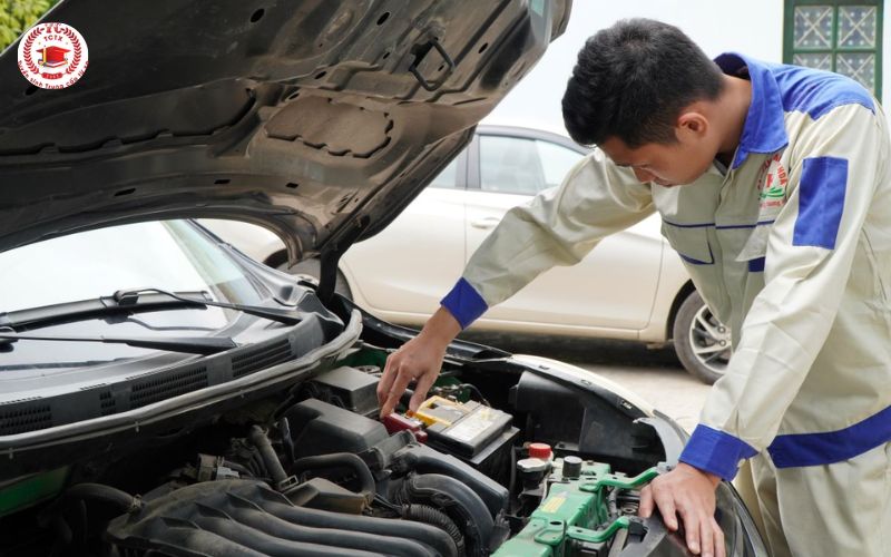 Học Trung cấp ngành Công nghệ ô tô tại Trường Trung Cấp Từ Xa