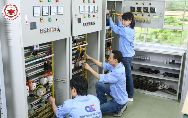 Lý do nhiều người đi làm chọn học online ngành Điện công nghiệp hệ Trung cấp?