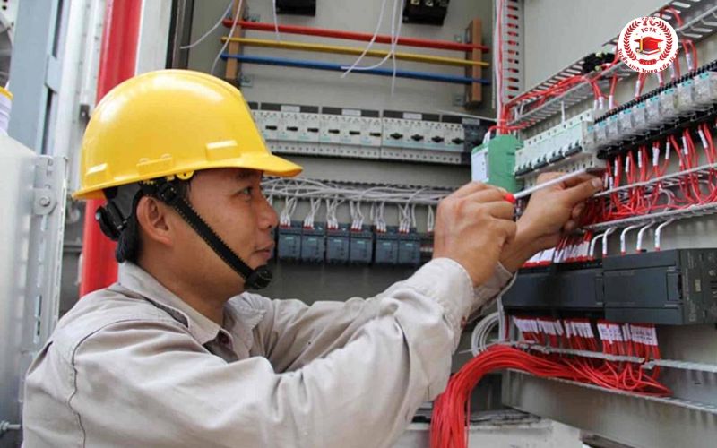 Vì sao nhiều người chọn học Cao đẳng Điện công nghiệp?