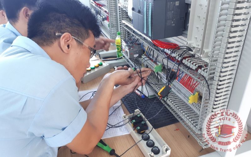 Học bằng Trung cấp ngành Điện công nghiệp từ xa