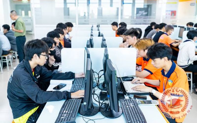 Học Công nghệ thông tin tại Trường Trung Cấp Từ Xa có gì thuận lợi?