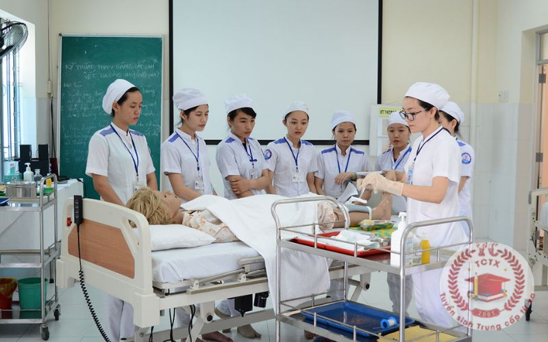 Học liên thông Y sĩ đa khoa online có phù hợp với người đi làm không?