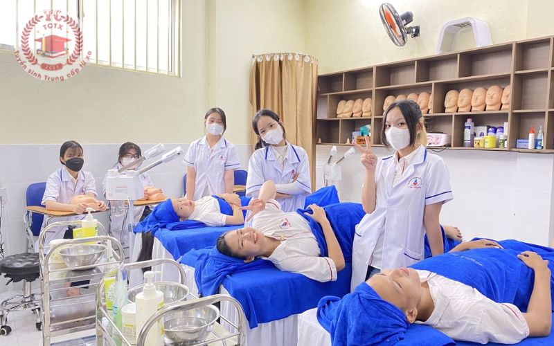 Học Trung cấp Chăm sóc sắc đẹp học cuối tuần có phù hợp với người đi làm không?