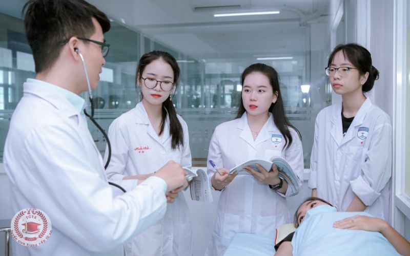 Học Trung cấp Điều dưỡng học ngoài giờ hành chính có phù hợp với người đi làm không?