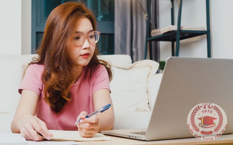 Học Trung cấp Tiếng Anh học cuối tuần có phù hợp với người bận rộn không?