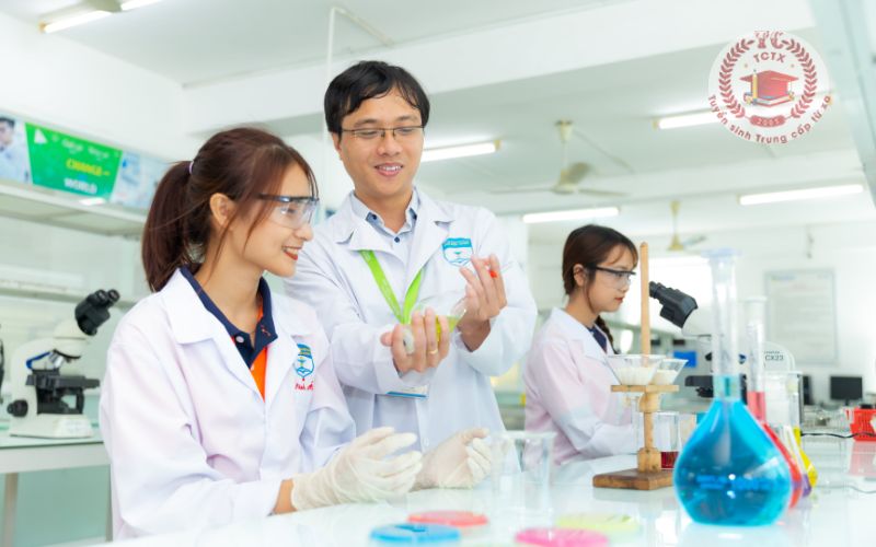 Sau khi tốt nghiệp Trung cấp Dược học ngoài giờ hành chính có thể làm việc ở đâu?