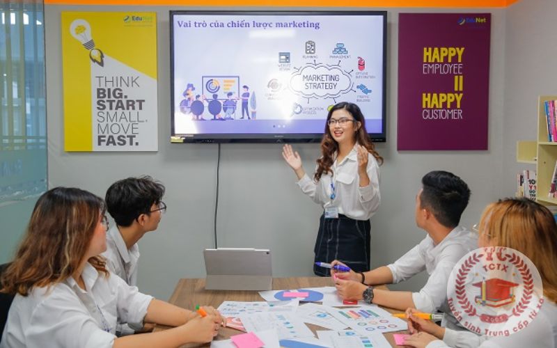 Vì sao nhiều người chọn học ngành Quản trị kinh doanh học cuối tuần?