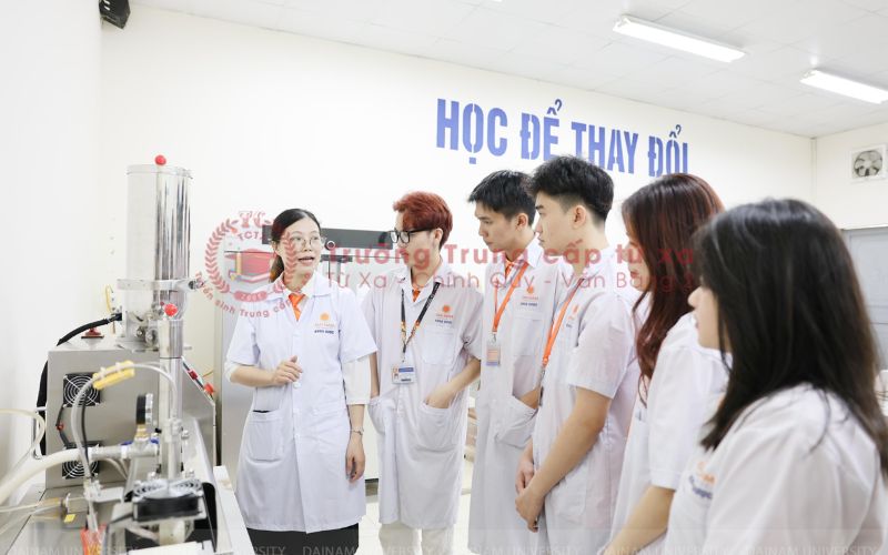 Cao đẳng ngành Dược học online có phù hợp với người bận rộn không?
