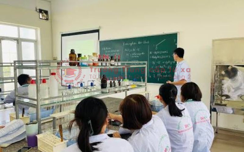 Chương trình Trung cấp Dược học cuối tuần học những gì?
