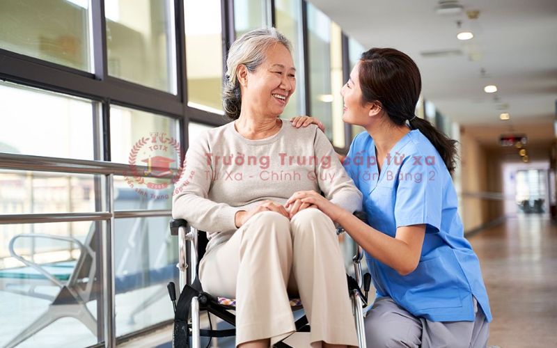 Chương trình Trung cấp ngành Điều dưỡng học ngoài giờ hành chính sẽ học những gì?