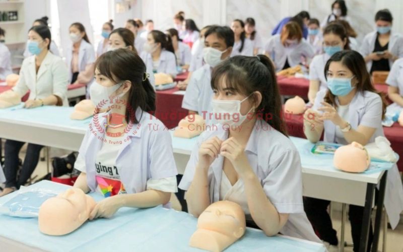 Học Trung cấp Chăm sóc sắc đẹp học ngoài giờ hành chính có phù hợp với người đi làm?