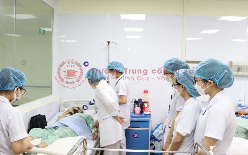 Học Trung cấp ngành Y sĩ đa khoa học ngoài giờ hành chính có khó không?
