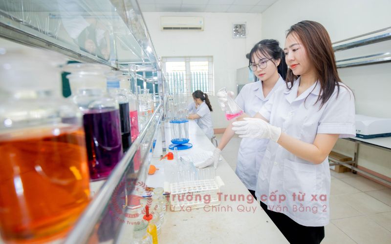 Người đang đi làm có theo kịp chương trình Trung cấp Dược học cuối tuần không?