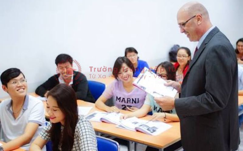 Vì sao nên cân nhắc Cao đẳng Tiếng Anh học online?