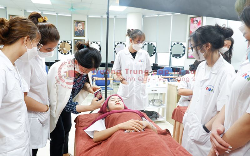 Vì sao Trung cấp Chăm sóc sắc đẹp học ngoài giờ hành chính được nhiều người quan tâm?