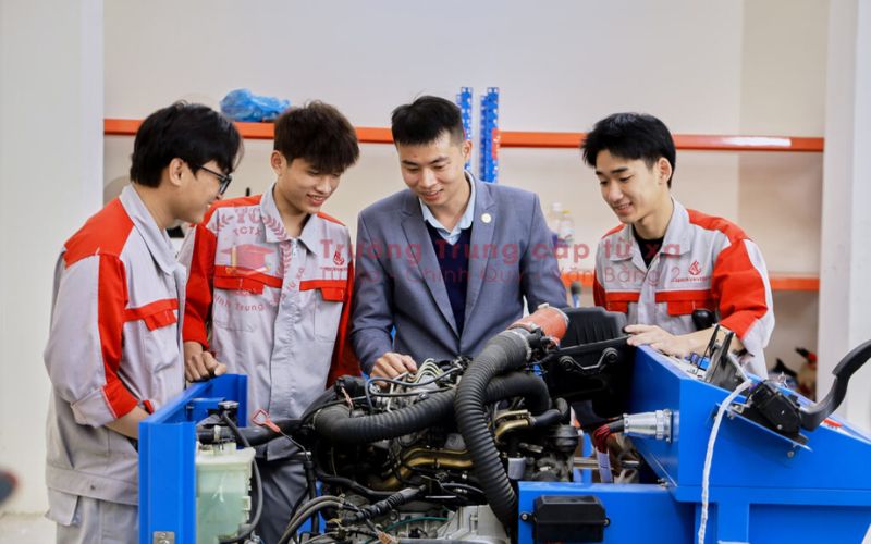 Học Cao đẳng Công nghệ ô tô có phù hợp người đi làm không?