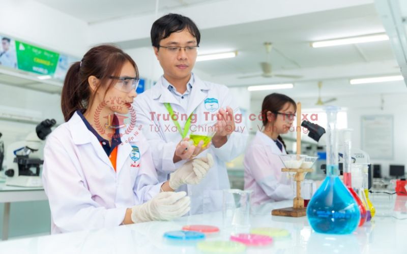 Học Cao đẳng Dược xét học bạ có tốn nhiều tiền không?