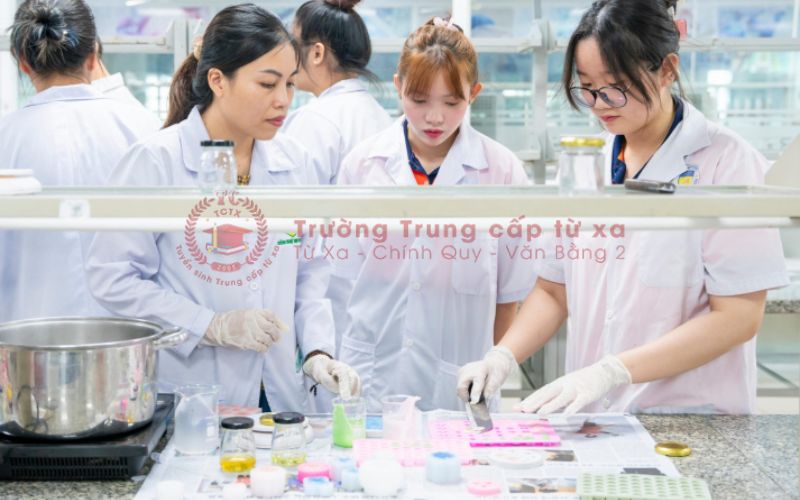 Học Trung cấp Thẩm mỹ ra trường làm gì?