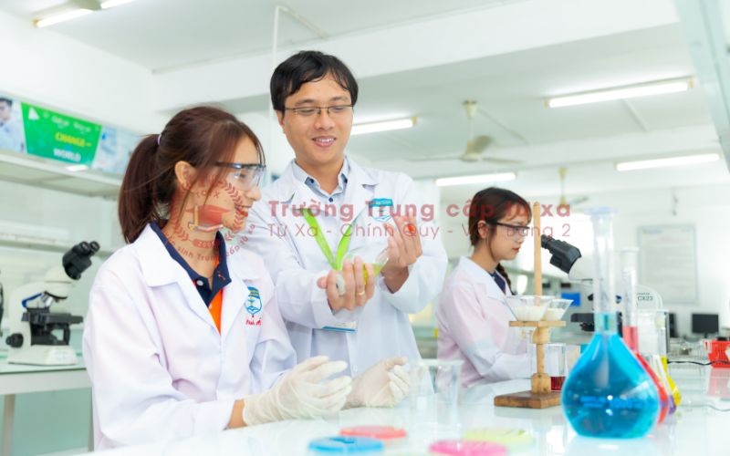 Người đi làm có thể học ngành Dược hệ Trung cấp không?