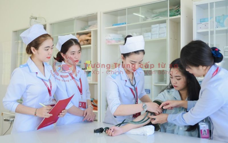 Bậc lương Trung cấp Y sĩ mới nhất hiện nay là bao nhiêu?