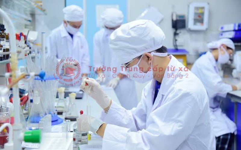 Lợi ích khi học Trung cấp Dược TPHCM hệ vừa học vừa làm