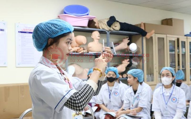Tại sao nhiều người chọn học từ Trung cấp lên Cao đẳng Y sĩ đa khoa?