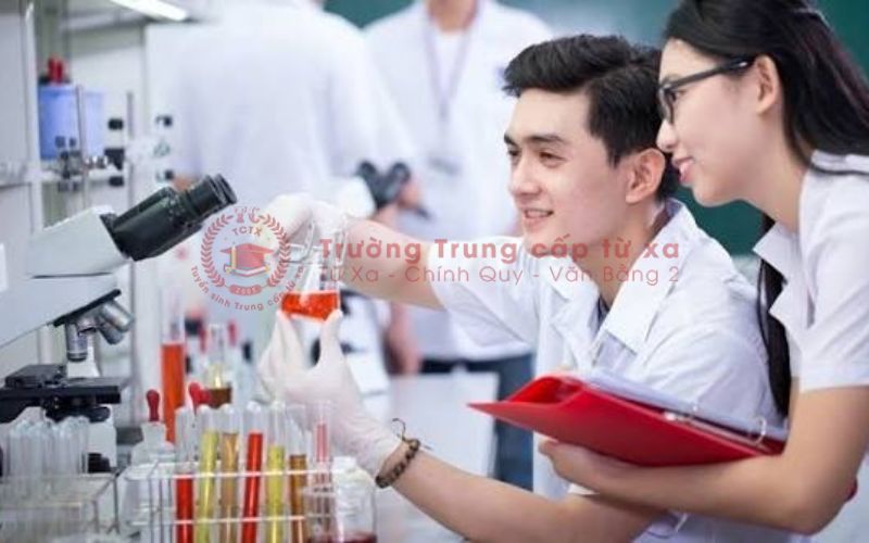 Trung cấp Dược TPHCM hệ vừa học vừa làm là gì?